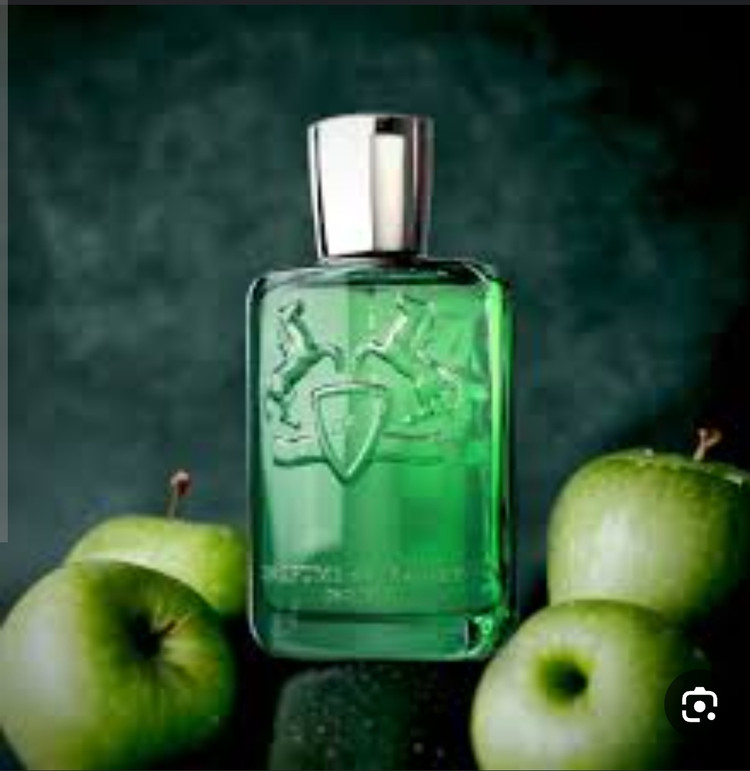 عطر ادکلن پرفیوم دو مارلی گرینلی فراگرنس ورد (Fragrance World Midori) رایحه خنک و کمی شیرین . مناسب آقایان و بانوان ، حجم 100 میل . این محصول نمونه شرکتی ادکلن مارلی گرینلی اورجینال Parfums de Marly Greenly می باشد