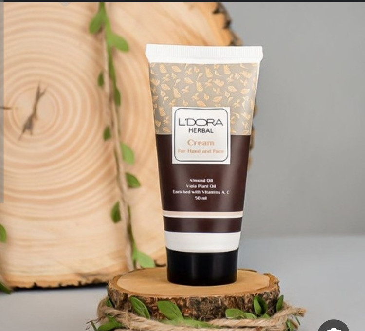 کرم گیاهی نرمکننده و مرطوبکننده لدورا هربال برای مراقبت و آبرسانی روزانه پوست دست و صورت طراحی شده است.